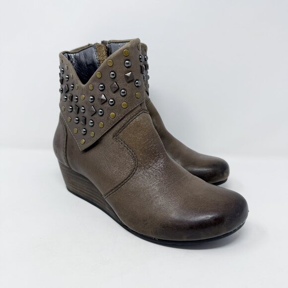 Taos Taupe Leather Verge Ankle Booties Women's Sz 8 Side Zip Stud/Rivet Accents - Picture 1 of 9